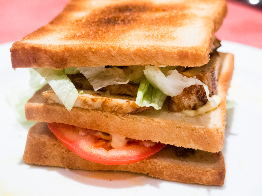 cesar-club-sandwich-poulet-bacon-1024x768-001