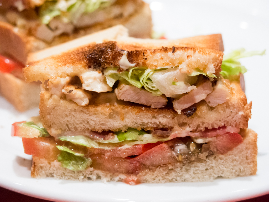 cesar-club-sandwich-poulet-bacon-1024x768-002