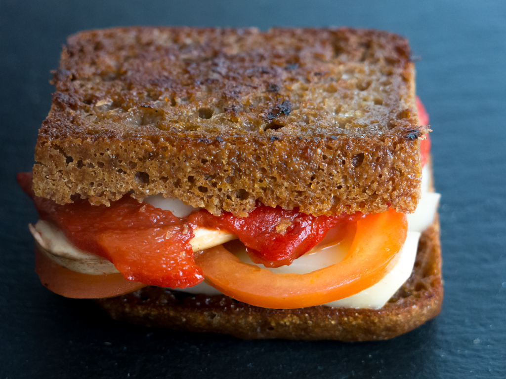 Pumpernickel tomate et provolone